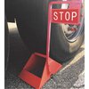 Metalowy klin do blokowania kół z znakiem stop