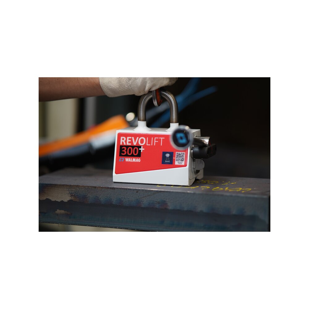 Lifting magnet REVOLIFT in use